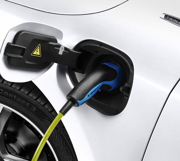 A három féle üzemmód PURE, HIBRID, POWER közül egyetlen gombnyomással választhatja ki az