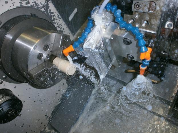Ennek tükrében a forgácsolási kísérletek az EuropTec Kft. által biztosított, a termelésben aktívan részt vevő Mori Seiki SL ellenorsós eszterga megmunkáló központon történtek. A III.