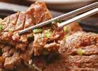A Bulgogi vékony marhahússzeletek, melyeket szója, hagyma, szezámmag és olajból készült pácban marinálnak, majd