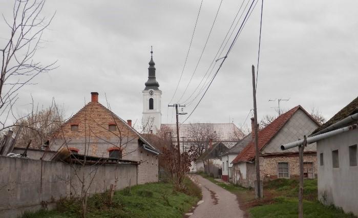 A terület jellemzően fésűs beépítésű, de a Fő utcában és a Paksi út ide eső szakaszán gyakoriak a polgárosodás jeleit tükröző az utcafrontra párhuzamos gerinccel csatlakozó hajlított házak.