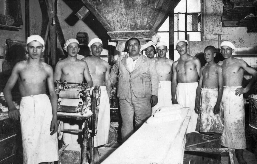 Az iparos tudásanyag Az ezt rögzítő munka a tulajdonképpeni szorosabban vett néprajzi gyűjtés.