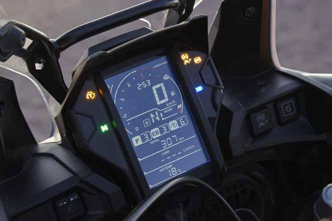 Az Africa Twin a legvadabb tájakon is otthonoson mozog, különösképp, hogy motorját és futóművét haspáncél óvja a külső behatásoktól.