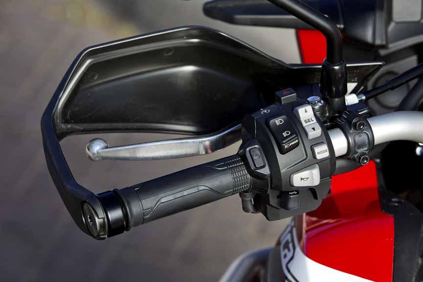 Ultramodern műszaki megoldások a lélegzetelállító élményért Az Africa Twin duplakuplungos automatikus váltóval (DCT) is megrendelhető.