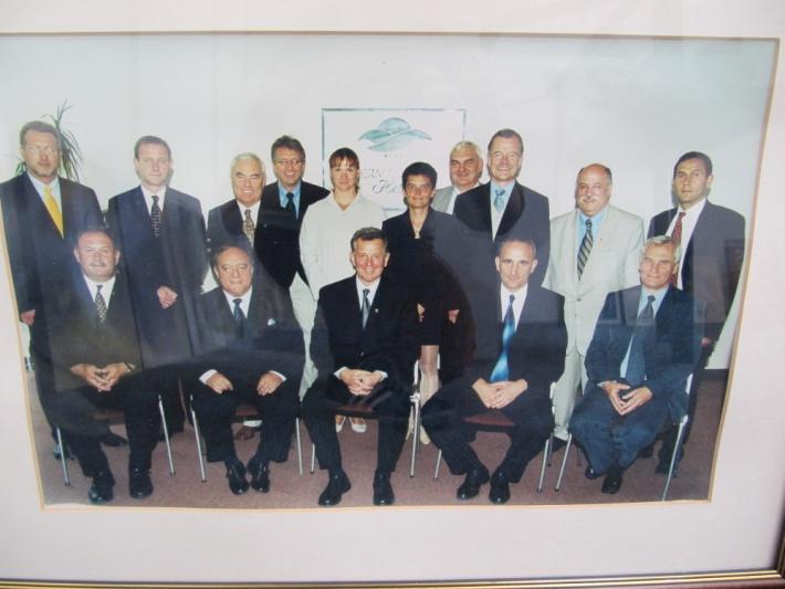 A MOB Elnöksége, közgyűlési csoportkép. Színes fotó, aranyozott és barna, festett fa keretben. Méret: 39x53 cm.