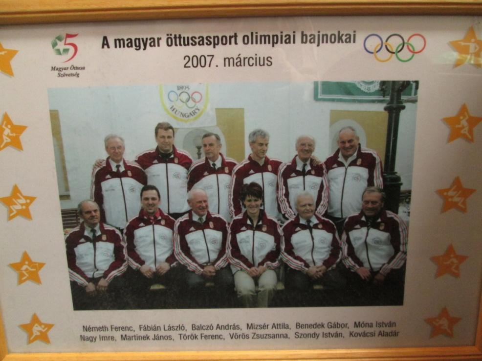 Mérete: 44 x 32 cm. A magyar öttusasport olimpiai bajnokai 2007. március című bekeretezett színes fotó. Méret: 38x26,5 cm.