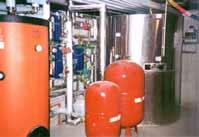 Warmwasser 4-pipe system with two-storage systems Application For large hot water consumption Kollektorfeld T2 Energiespeicher Bereitschaftsspeicher Zirkulation Raumheizung KW Layout Central energy