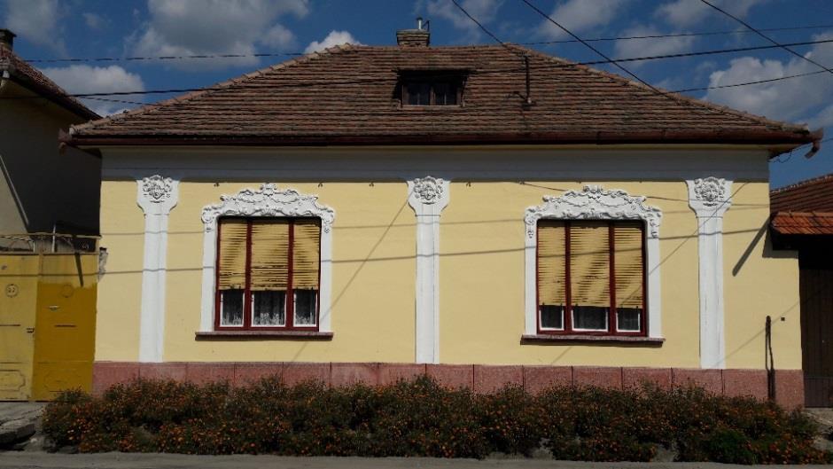 lakóház, mely gazdag barokkos díszítéssel, hajlított