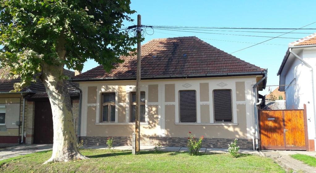 utcai homlokzata, tömege, a kisebb méretű 4 ablakos parasztpolgári ház példája, mely egyszerű