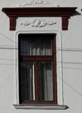 utcai homlokzata, tömege, karakteres, 4 ablakos parasztpolgári ház díszítéseivel, faablakaival a