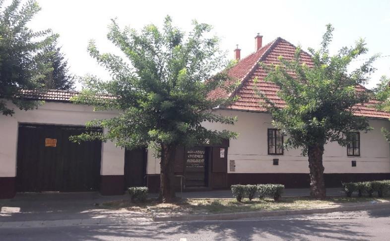 falszerkezetű kapuépítménye a katolikus parókia jegyeit