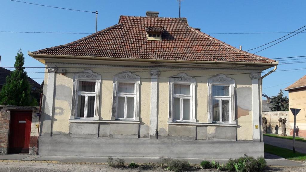tömege, utcai homlokzata a belvárosi utcakép történelmi megjelenését őrzi.