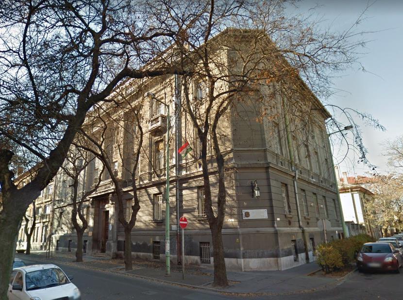 Historizáló palotaszerű homlokzata a Rákóczi útra szerkesztett főbejárattal lett tervezve. A kapuzat, az erkélyek és a lábazat haraszti kőből készültek.