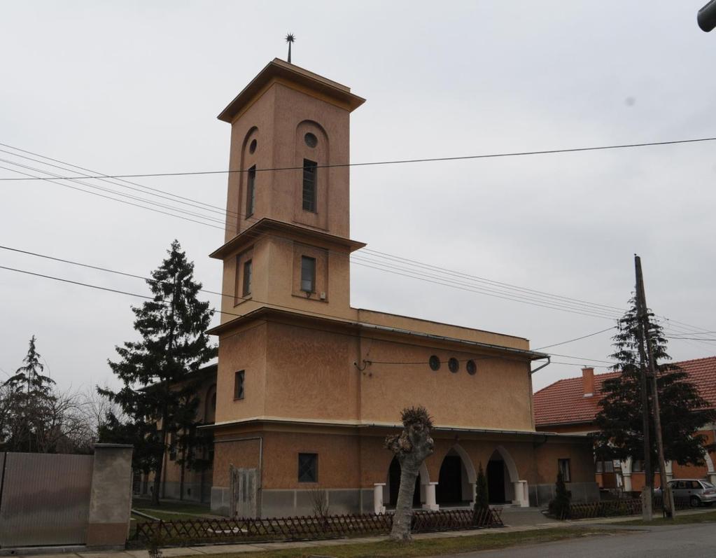 Tervező: Szabó István helyi mérnök Leírás: A Felház utcában álló tiszta tömegformálású, az eredeti tervek alapján magasabb toronnyal tervezett templom tömegképzése olasz modernista jegyeket mutató,