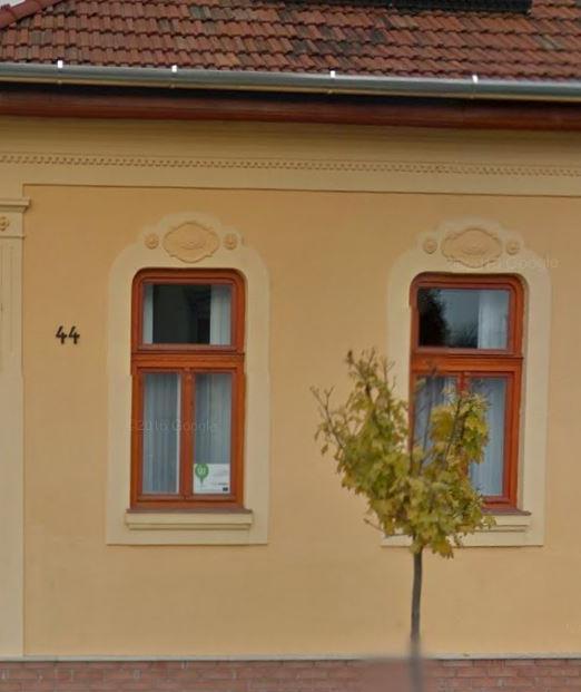 parasztpolgári lakóházak, vakolat pilaszterekkel 3 részre osztott 5 ablakos példája.