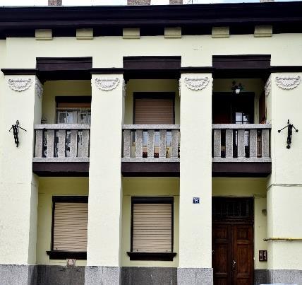 a 2 szintes 1930-as évek középület építésének a tiszteletet sugárzó, erős tömegű egyedi