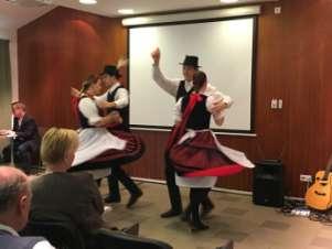 - A Pozsony utcai Idősek Klubjában vidám hangulatú karaoke dalversenyen mérték össze tudásukat az öt idősek klubjának