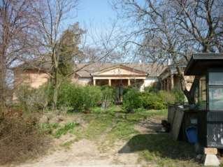 45 Helyi védelem alatt álló épületek: LAKY-VILLA Megnevezése: Laky villa Védettsége: helyi egyedi védelem Kategória: Lakóépület Címe: Laky utca Helyrajzi szám: 441/6 Állapota: Felújítandó Leírás: