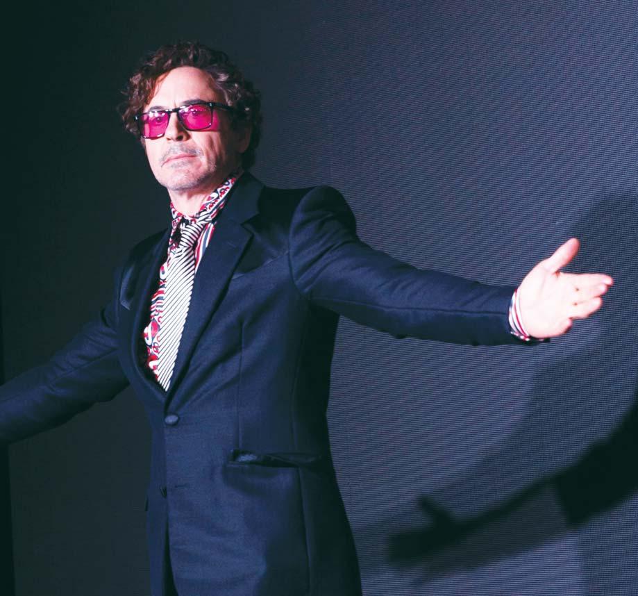 INTERÚ ROBERT DOWNEY R. A Marvel univerzum építése Tony Starkkal indult, de az már biztos, hogy nem vele ér véget. Túl nagyra nőtt ahhoz, hogy egyetlen szuperhős sorsa befolyásolja.