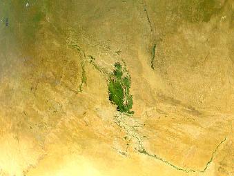 ilyenkor 20.000 km2-t borít víz, míg a száraz évszakban csak 3.