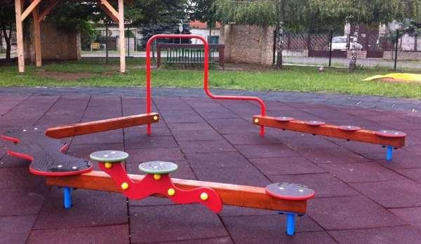 Köztéri játszóterekre, óvodákba, iskolába ajánlott lépegető egyensúlyozó játék. Egyszerre akár 8-10 gyerek is játszhat rajta, melynek során fejlődik egyensúlyérzékük, ügyességük.