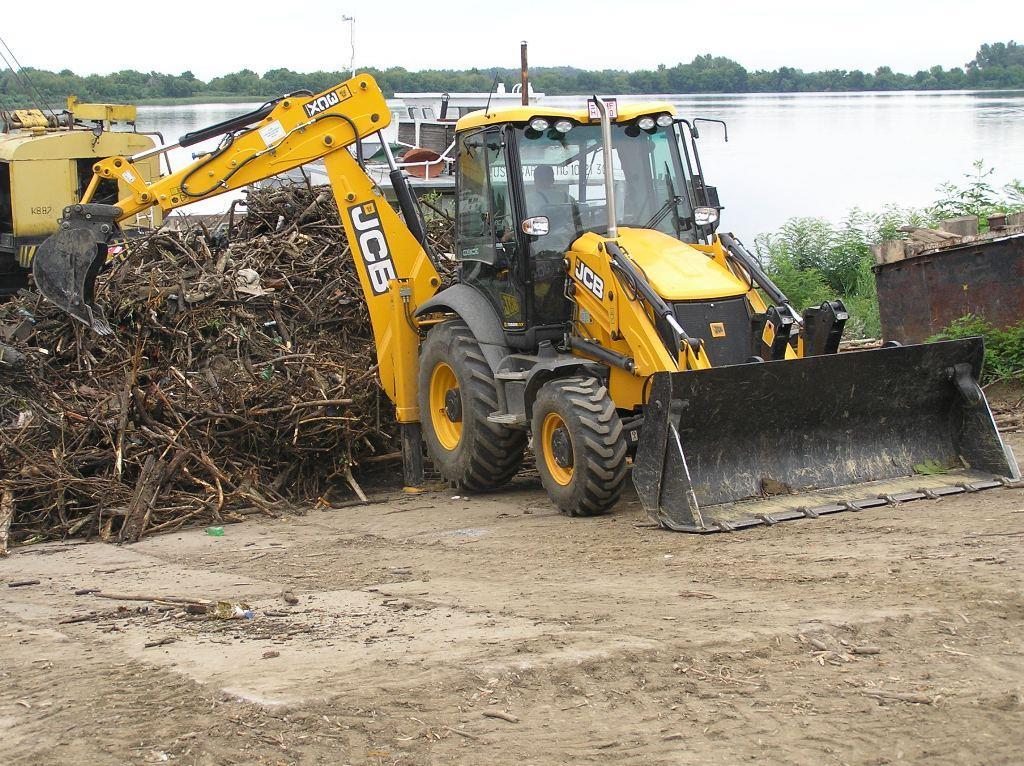 A technológiai folyamat ismertetése A kirakott hulladékot JCB