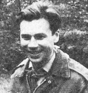 Alapítója a Teleki Pál és Sík Sándor sugallta Fiatal Magyarság pécsi szervezetének. 1945-ben Nyugatra menekül, Kanadában telepedik le.