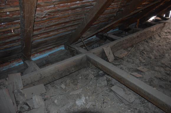 A függőleges deszkaoromzat elemeinek biológiai állapota megfelelő, az oromdeszkázat megtartható. 1. kép oromdeszka 2.