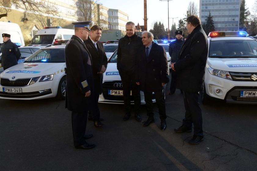 gépjárművek folyamatos amortizációs cseréje nélkül.. Az átadáson részt vett Dr.