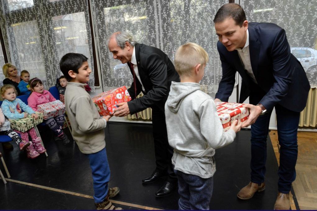 Karácsonyi Ajándékdoboz akció a Kormányhivatalban A Somogy Megyei Kormányhivatal idén is megszervezte az immáron hagyományos karácsonyi ajándékdoboz akciót, melyeket rászoruló gyermekek kaptak egész