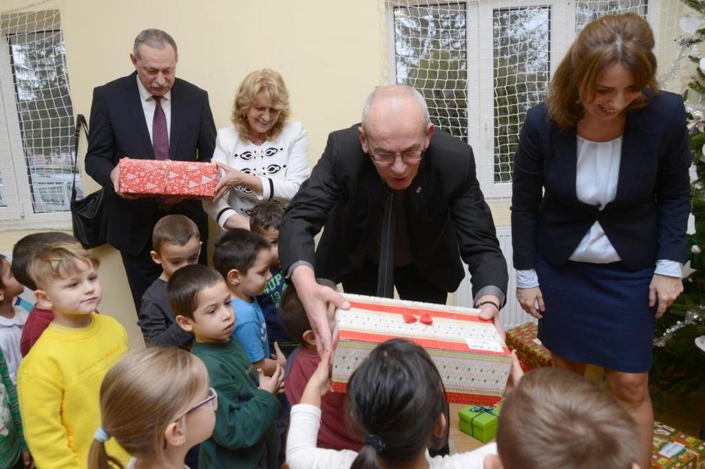 Következő állomás Böhönye volt, ahol a kormánymegbízott mellett Móring József Attila országgyűlési képviselő és Zsoldos Márta Piroska Böhönye polgármestere örvendeztetett meg 42 rászoruló