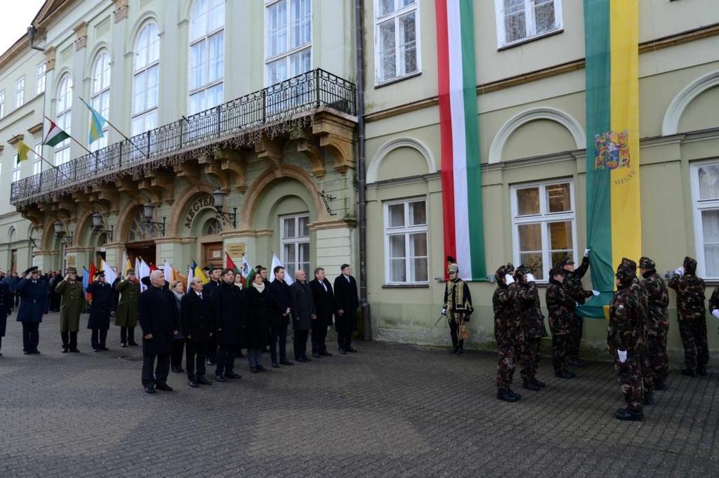 Megyehét: Felvonták Somogy lobogóját Ünnepélyes körülmények között, katonai tiszteletadás mellett vonták fel Somogy lobogóját a Vármegyeházára 2017.