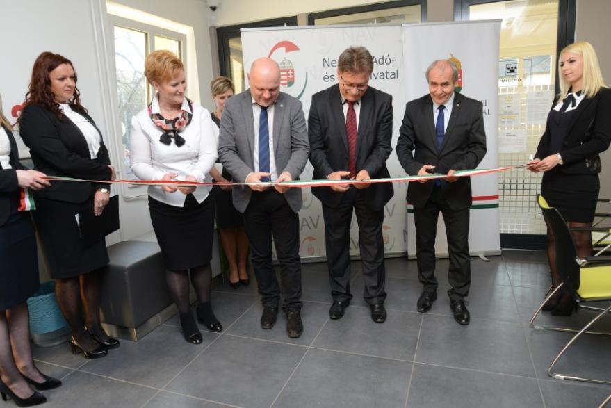 Kormányablak A Fonyódi Kormányablakban megrendezett ünnepélyes Nemzeti Adó- és Vámhivatal ügyfélszolgálatának átadásán köszöntőt