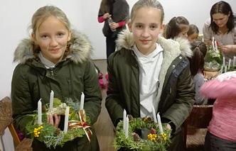 a következő alkalomra, az adventi koszorú készítésre, akkor az általuk mártott gyertya díszíti majd a