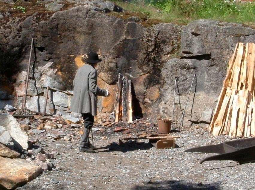 A fémleletek 80 %-a arzénnal ötvözött bronz, arzéntartalmuk 0,5 4 %, [CHERNYH, p. 38-49, 1970].