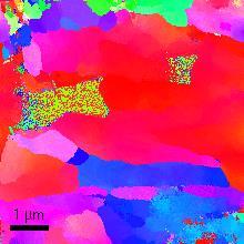 2,5 µm tartományba esik bele, jelentős számú szemcse tartozik az 1 µm alatti mérettartományba.