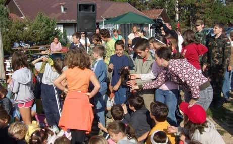 úttól északra fekvő területein él, míg az üdülőtulajdonosok, akik mindössze a szezonban tartózkodnak a településen, a
