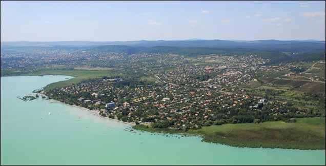 Örökségünk 19 TELEPÜLÉSKÉP Csopak elhelyezkedése, közlekedési kapcsolatai kedvezőek. A településen keresztülhalad a Balaton északi partján haladó 71. sz.