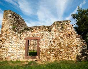 alsó felénél látható a műemléki kövesdi román templomocska tető nélküli, de