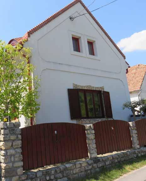 Anyaghasználat: Vakolt felületek fehér, tört fehér, pasztell sárga és telítetlen szürke színekben. Kő vagy tégla burkolat a homlokzat összhangját megtartva használható.