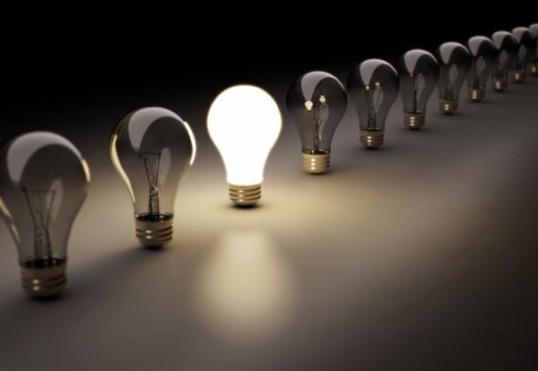 La aprinderea becului, atomii filamentului devin excitaţi şi eliberează fotoni. Fotonii de diferite frecvenţe reprezintă în fapt lumina şi căldura produsă de bec.