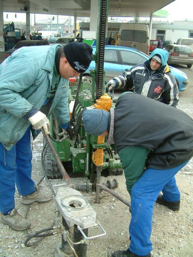 5. ábra: Az ablakos szondaszár leverése hidraulikus verőkalapáccsal történik, a magkihozatal még kedvezőtlen talajviszonyok esetén is jól megválasztott szonda esetén 100%-os A furat becsövezése után