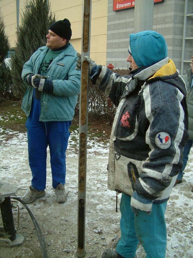 A fúrás után a fúrószárak, illetve a mintavevő szonda visszahúzására automatikusan vezérelt hidraulikus emelő áll rendelkezésre, amelyhez különböző átmérőjű csapágyas megfogók tartoznak.