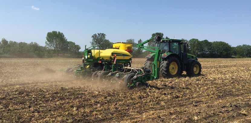 JOHN DEERE 1775NT EXACTEMERGE Intelligens megoldásai révén képes az aktív csoroszlyaterhelésszabályozásra menet közben, automatikusan a nagysebességű munkavégzés mellett is biztosított a