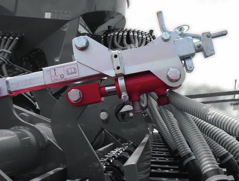 ¾ A csoroszlyanyomás-állítás aktiválásához lássa el nyomással a traktor vezérlőkészülékét.