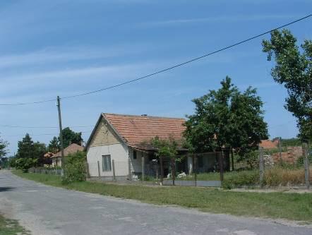 Földszintes beépítés (esetenként tetőtér-beépítéssel) a meghatározó.