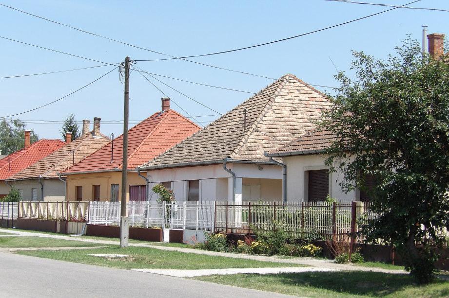 A kezdetek sátortetős méretükben, tömegükben megegyező lakóházai egységes utcaképet