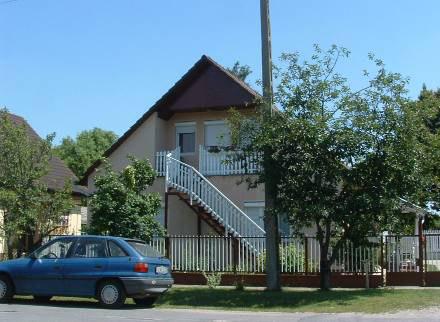 lakóházak jellemzik.