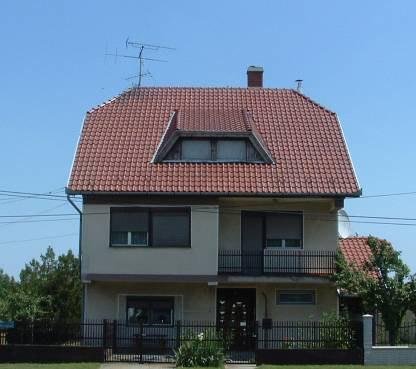 Az egyidőben épülő,
