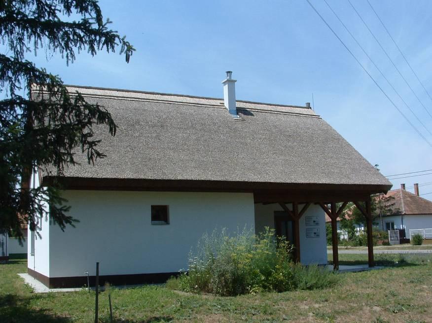 nádfedésével.