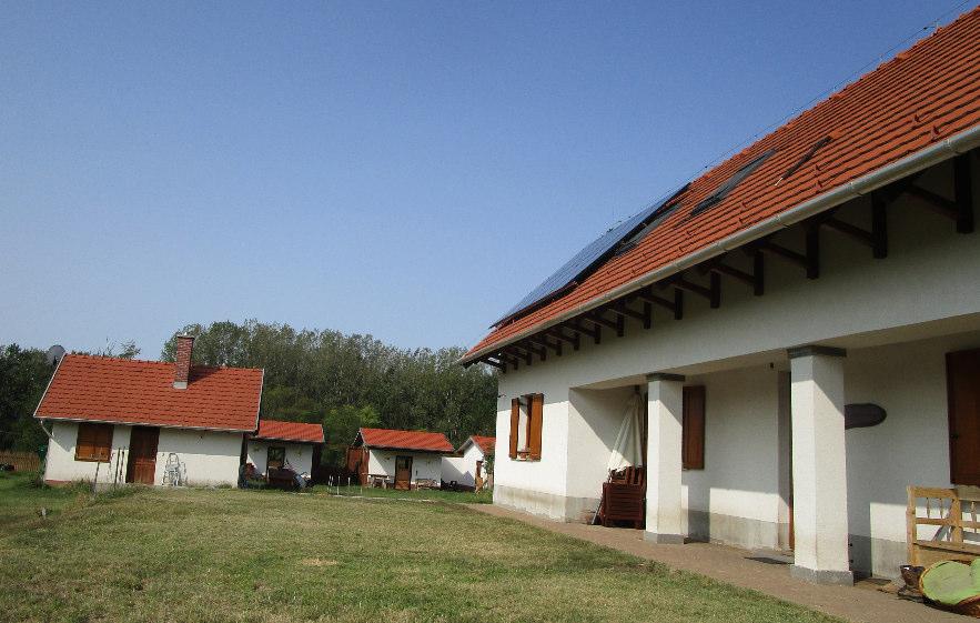 Az épület példa arra, hogy tájba illő épület védett területen belüli